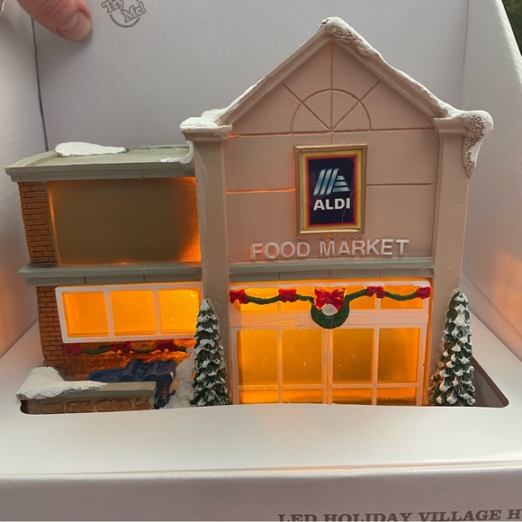 Aldi Merry Moments ALDI STORE LED Light Up Holiday Village House 2023 Ne… - Picture 2 of 6